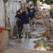 Voluntarios y vecinos trabajan para despejar una calle de Paterna (Valencia), este martes 5 de noviembre. Foto: Manuel Bruque/EFE.