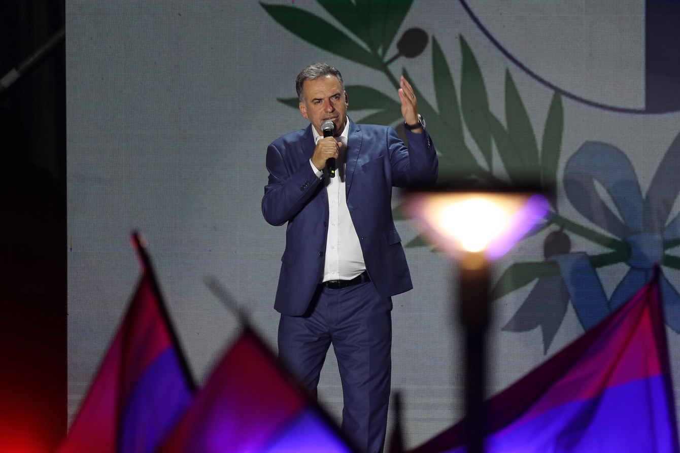 El candidato del Frente Amplio, Yamandú Orsi, habla a sus seguidores tras su triunfo en la segunda vuelta de las elecciones presidenciales de Uruguay, en Montevideo el domingo 24 de noviembre de 2024. Foto: Raúl Martínez / EFE.