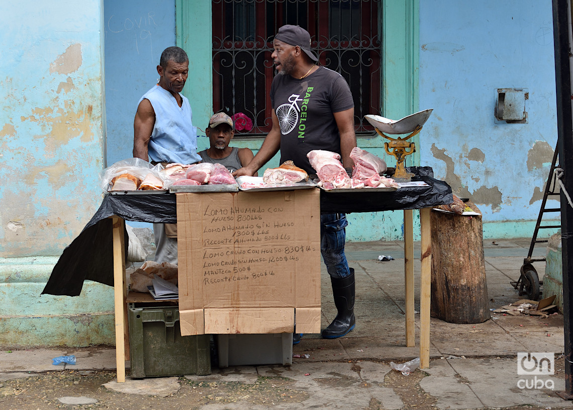 Vendedor de carne de cerdo en La Habana, el último fin de semana de 2024. Foto: Otmaro Rodríguez.