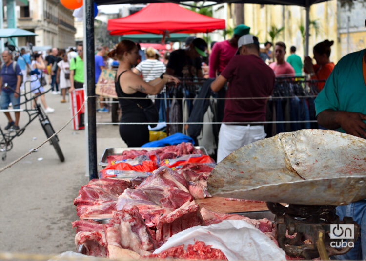 Venta de alimentos y otros productos durante una feria en La Habana, el último fin de semana de 2024. Foto: Otmaro Rodríguez.