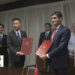 Hua Xin y Carlos Luis Jorge muestran las actas del acuerdo energético entre Cuba y China. Foto´: PL