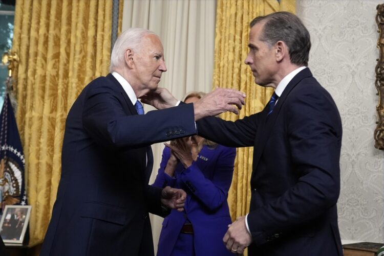 El presidente estadounidense Joe Biden abraza a su hijo Hunter Biden después de dirigirse a la nación desde la Oficina Oval de la Casa Blanca en Washington, el 24 de julio 2024. Foto:  EFE/EPA/EVAN VUCCI / POOL.