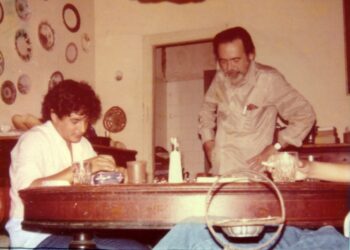 Eliseo Alberto, Lichi, y su padre, Eliseo Diego, jugando a los soldaditos. Foto: Archivo familiar.