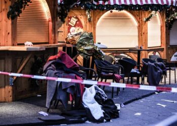 Ropa abandonada en un mercado de Magdeburgo, en el este de Alemania, tras el atentado de ayer. Foto:   EFE/ Filip Singer.