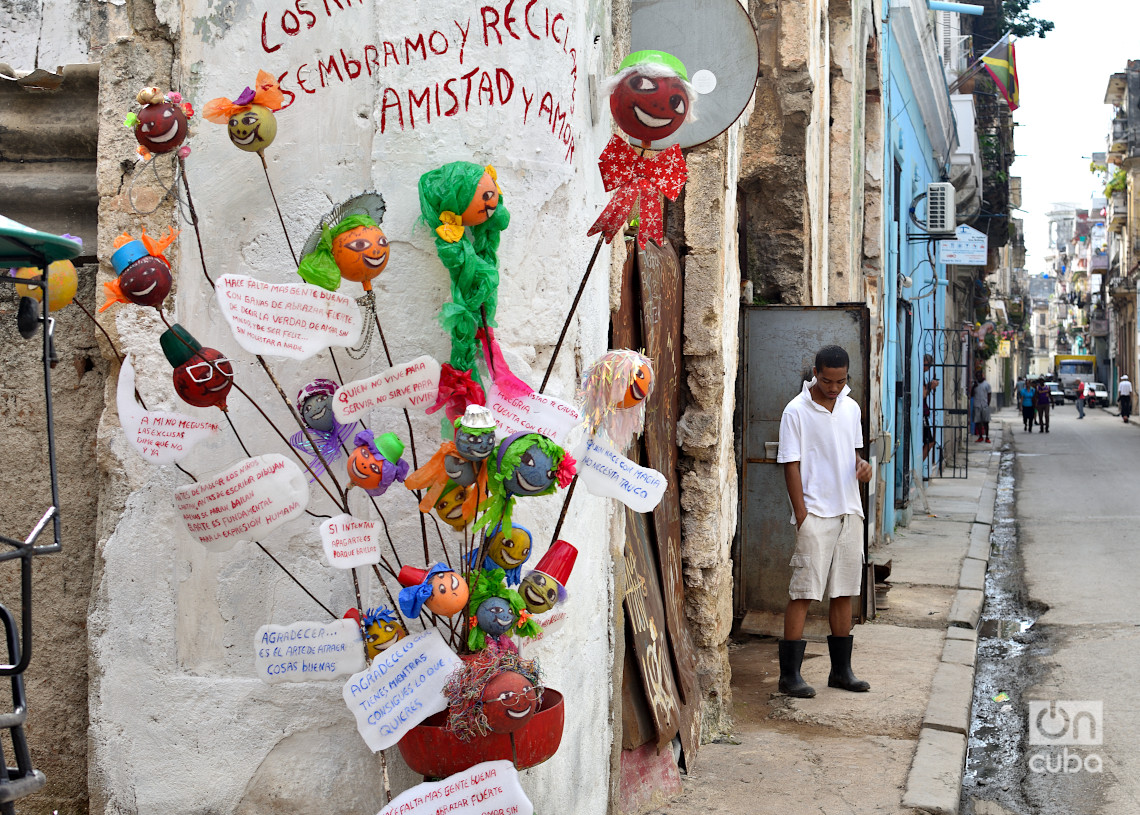 Decoración callejera durante la temporada navideña en La Habana. Foto: Otmaro Rodríguez.