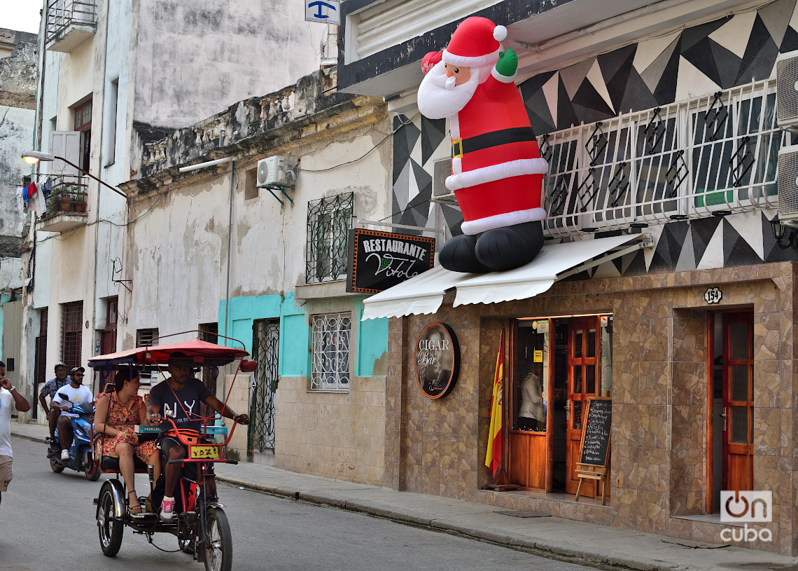 Adornos navideños en La Habana. Foto: Otmaro Rodríguez.