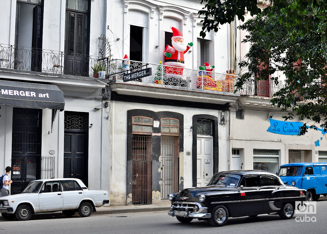 Adornos navideños en La Habana. Foto: Otmaro Rodríguez.