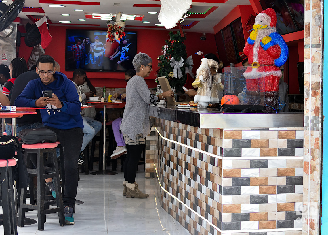 Adornos navideños en un negocio privado en La Habana. Foto: Otmaro Rodríguez.