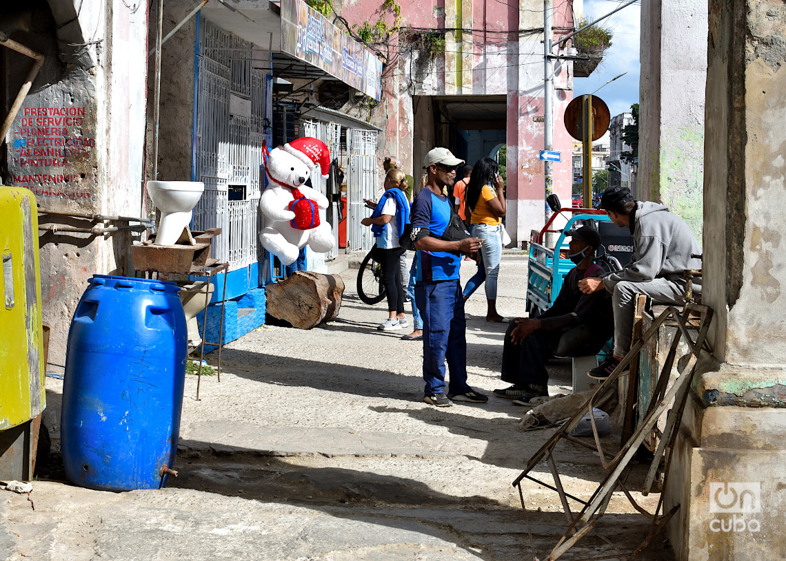 Adornos navideños en La Habana. Foto: Otmaro Rodríguez.