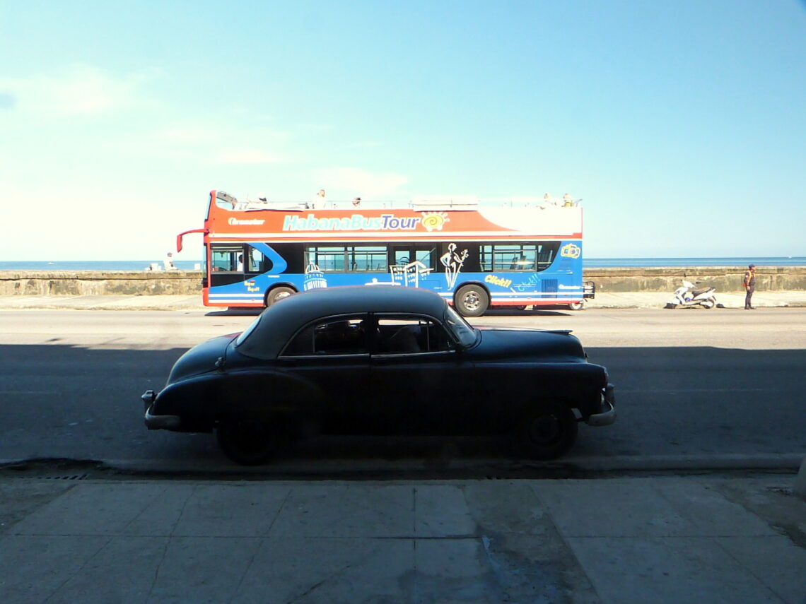 Ómnibus de turismo se pasea semivacíos por La Habana. Foto: AMD.