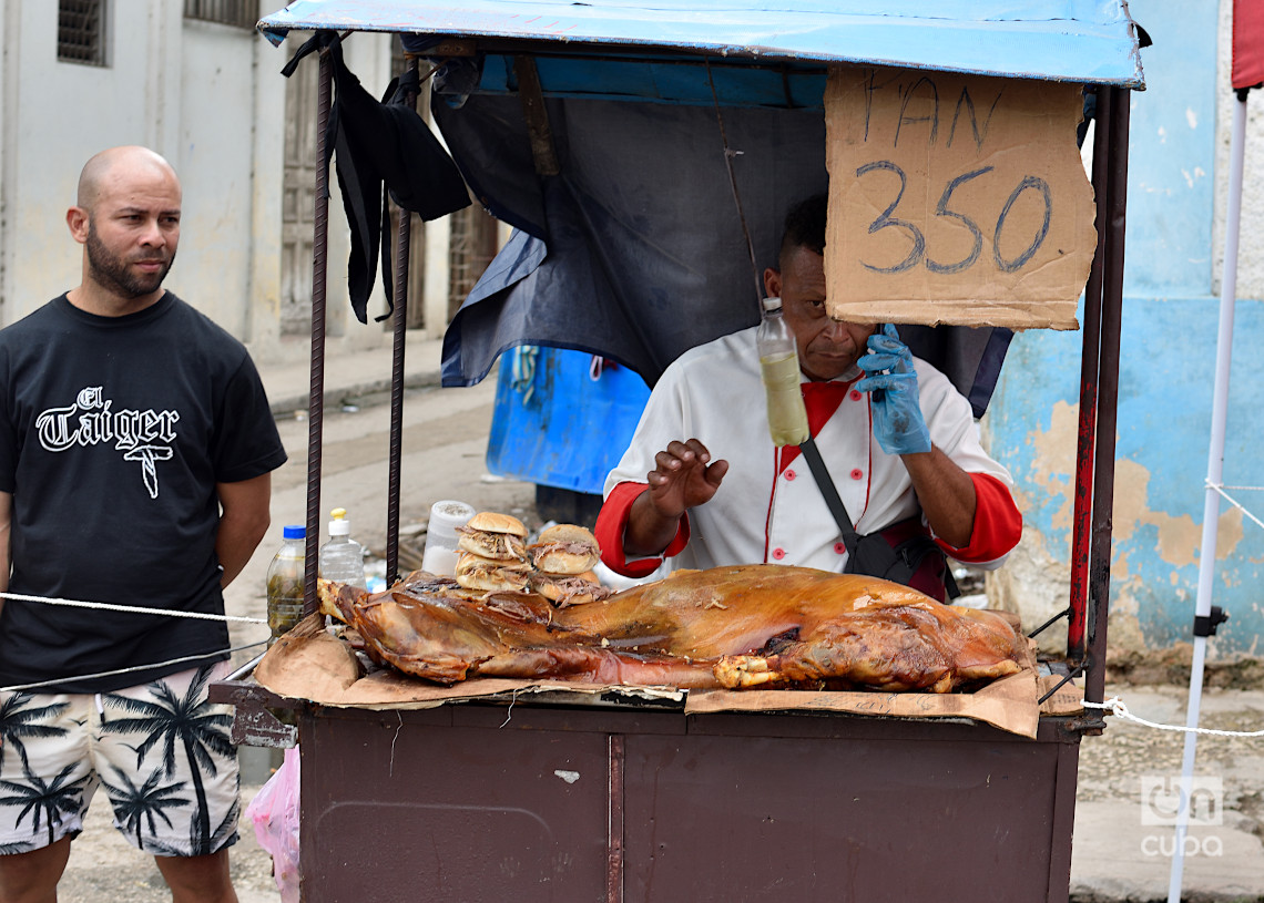 Vendedor de bocaditos de cerdo en La Habana, el último fin de semana de 2024. Foto: Otmaro Rodríguez. 