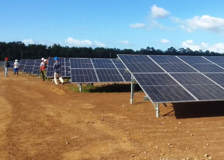 El Parque Solar Alcalde Mayor en Cienfuegos entrará en febrero al Sistema Energético Nacional. Foto: Radio Rebelde.