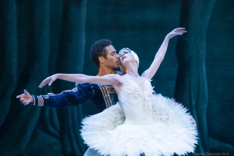 Patricio Revé y Anette Delgado en "El lago de los cisnes". Foto: Leysis Quesada Vera.