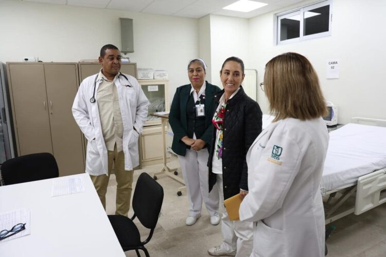 Presidenta Claudia Sheinbaum intercambia con médicos cubanos en Sonora. Foto: Embajada de Cuba en México/ Facebook.