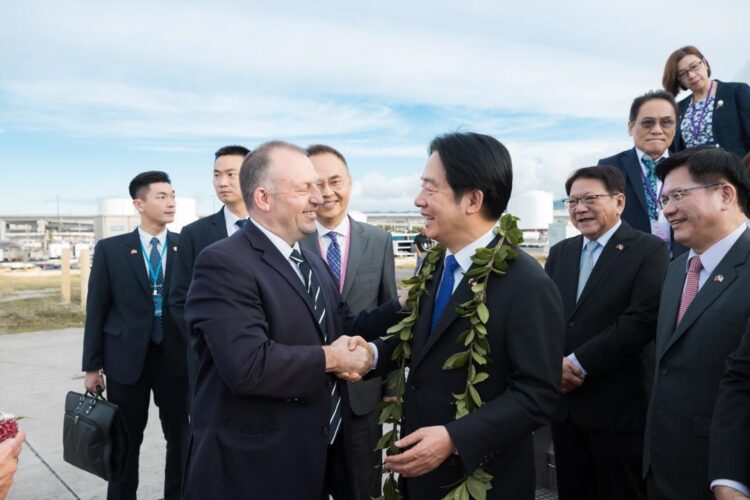 El presidente de Taiwán, Lai-Ching-te, es recibido por el gobenador de Hawái, Josh Green. Foto.  EFE/EPA/LIU SHU FU..