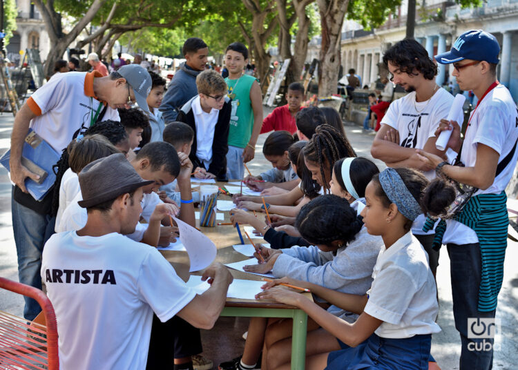 Taller artístico en el Paseo del Prado de La Habana como parte del proyecto sociocultural comunitario Imagen3. Foto: Otmaro Rodríguez.