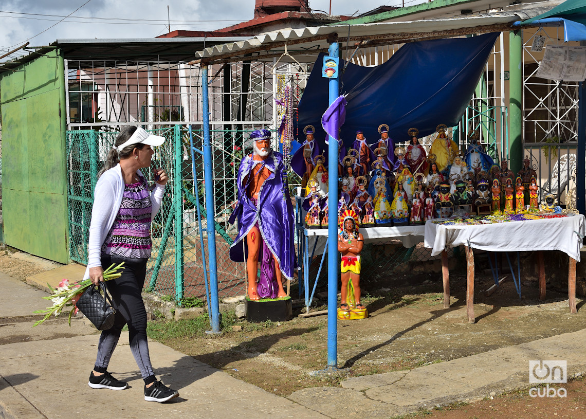 Punto de venta en El Rincón, durante la peregrinación al Santuario Nacional de San Lázaro, en La Habana. Foto: Otmaro Rodríguez.