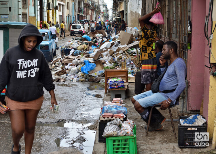 Vendedor particular muy cerca de un vertedero de basura en La Habana, el último fin de semana de 2024. Foto: Otmaro Rodríguez.