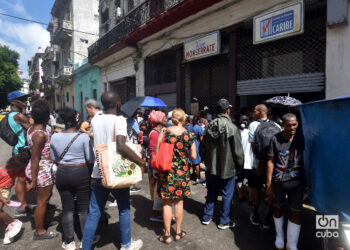 Personas hacen cola en La Habana. Foto: Otmaro Rodríguez.