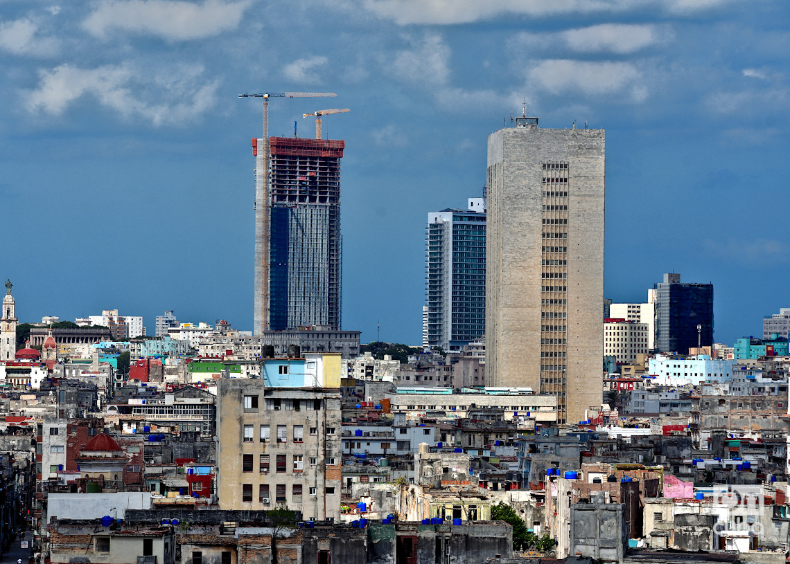 Vista de la construcción de la Torre K desde el Hotel Parque Central en La Habana. Foto: Otmaro Rodríguez.