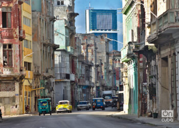 Vista de la Torre K desde la Calle San Lázaro, en La Habana. Foto: Otmaro Rodríguez.