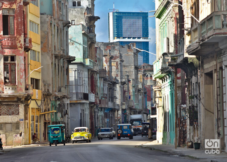 Vista de la Torre K desde la Calle San Lázaro, en La Habana. Foto: Otmaro Rodríguez.