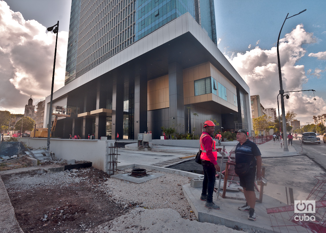 Trabajos en la entrada de la Torre K por la calle 23. Foto: Otmaro Rodríguez.