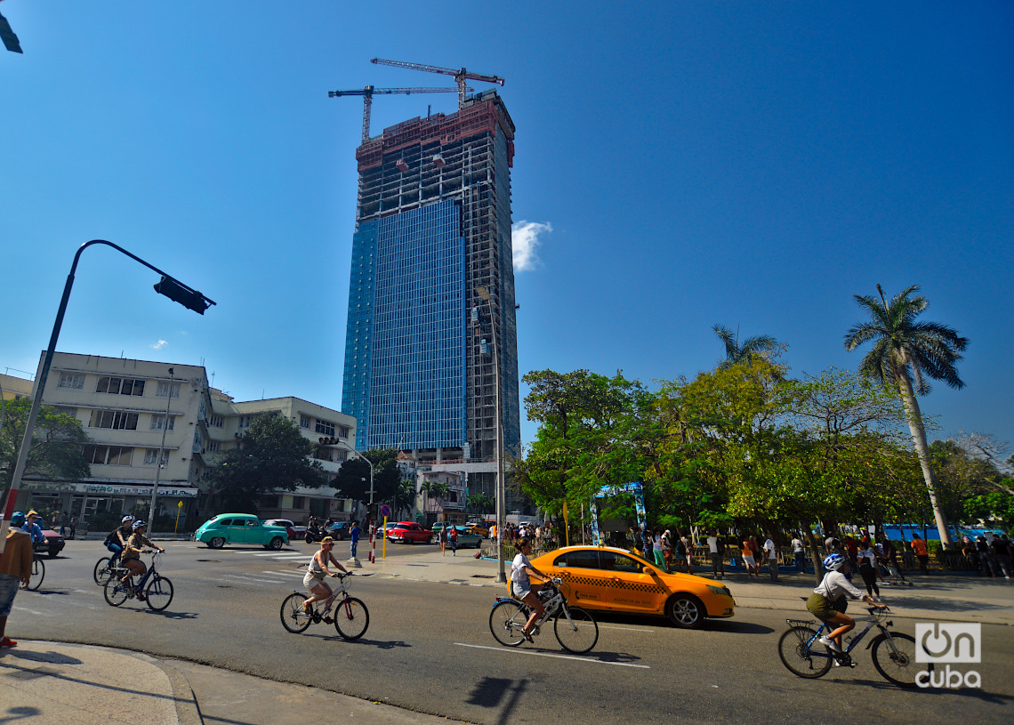 Vista de la construcción de la Torre K desde la calle L, en el Vedado, La Habana. Foto: Otmaro Rodríguez.