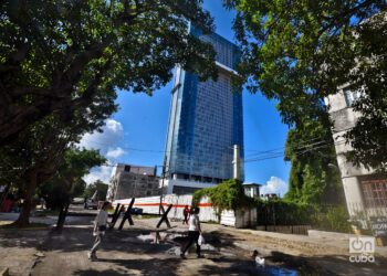 Vista de la Torre K desde la calle 25, en el Vedado, La Habana, Cuba. Foto: Otmaro Rodríguez.