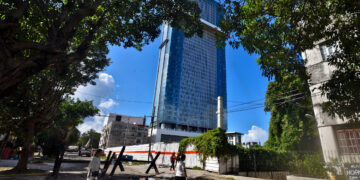 Vista de la Torre K desde la calle 25, en el Vedado, La Habana, Cuba. Foto: Otmaro Rodríguez.