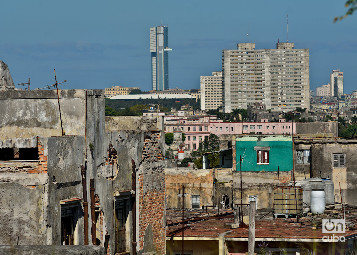 Vista de la Torre K desde la Loma de Jesús del Monte, en La Habana. Foto: Otmaro Rodríguez.