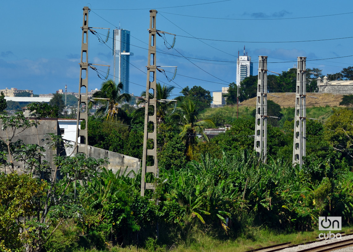 Vista de la Torre K desde Vía Blanca en Luyanó. La Habana. Foto: Otmaro Rodríguez.