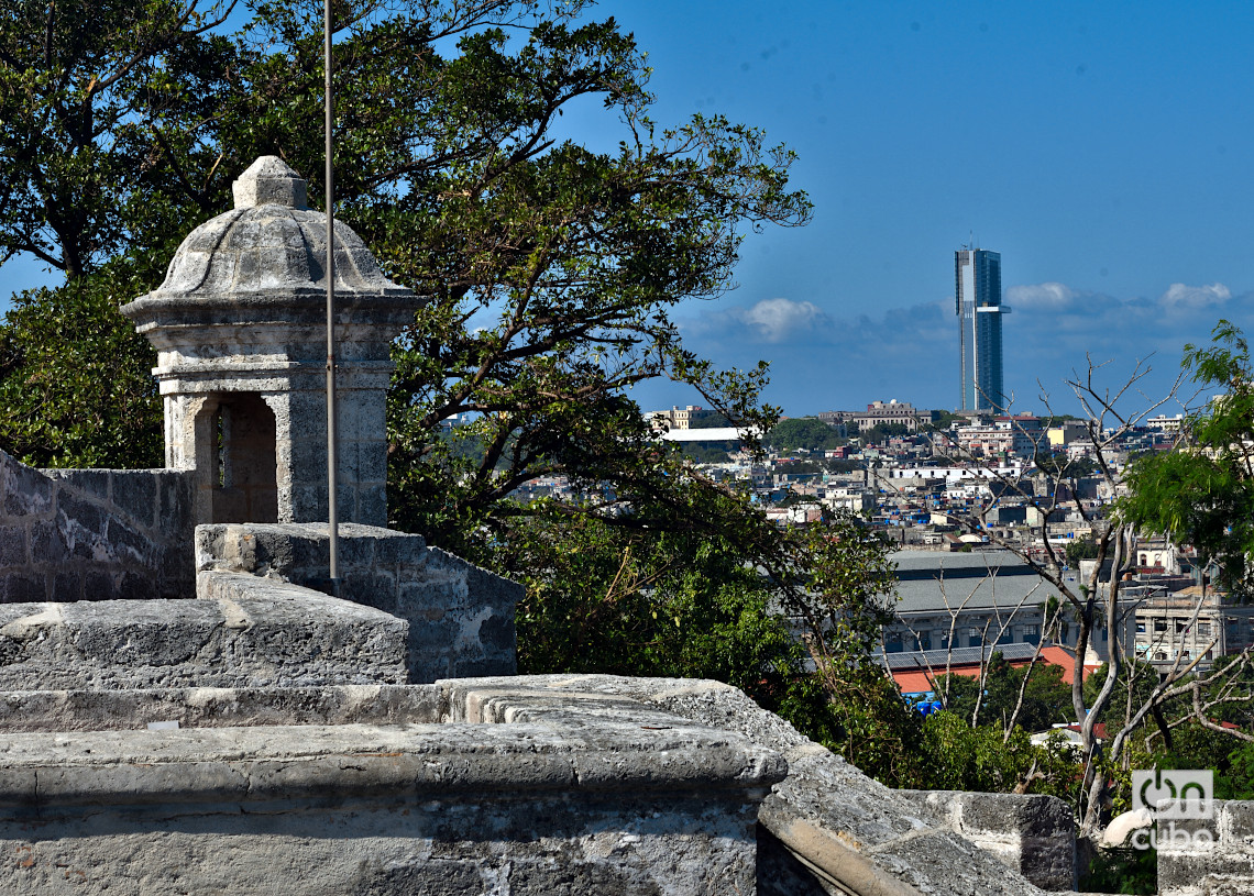 Vista de la Torre K desde el Castillo de Atarés, en La Habana. Foto: Otmaro Rodríguez.