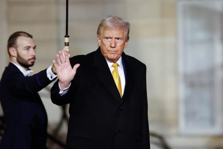 El presidente electo de Estados Unidos, Donald Trump, a su salida del Palacio del Elíseo en París. Foto:  EFE/EPA/Mohammed Badra.