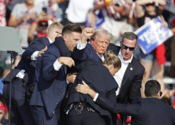 Los servicios de seguridad evacúan a Trump, tras resultar herido por una bala en la oreja derecha durante un mitin en Pensilvania  elpasado 13 de julio. Foto: EFE/David Maxwell.