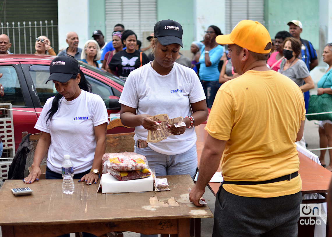 Venta de módulos en La Habana, el último fin de semana de 2024. Foto: Otmaro Rodríguez. 