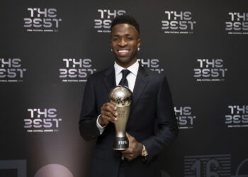 El jugador del Real Madrid Vinicius Junior posa con el premio al Mejor Jugador, durante la gala de los Premios The Best celebrada este martes en Doha. Foto: Serhat Akin/EFE/FIFA.