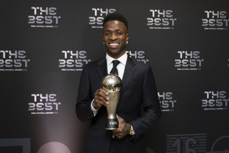 El jugador del Real Madrid Vinicius Junior posa con el premio al Mejor Jugador, durante la gala de los Premios The Best celebrada este martes en Doha. Foto: Serhat Akin/EFE/FIFA.