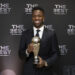 El jugador del Real Madrid Vinicius Junior posa con el premio al Mejor Jugador, durante la gala de los Premios The Best celebrada este martes en Doha. Foto: Serhat Akin/EFE/FIFA.