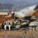 Un avión de pasajeros que transportaba a 181 personas estalló en llamas después de salirse de la pista en un aeropuerto en el condado de Muan, en el suroeste de Corea del Sur. Foto: EFE/EPA/HAN MYUNG-GU.