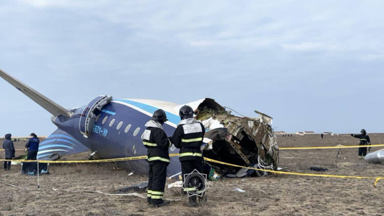 Miembros de los servicios de emergencias trabajan en el rescate de pasajeros de un avión que se estrelló cuando cubría la ruta entre la capital azerbaiyana, Bakú, y la ciudad rusa de Grozni, el 25 de diciembre de 2024. Foto: Emergencias de Kazajistán / EFE.