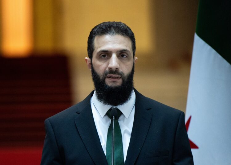 El líder rebelde sirio Ahmed al-Sharaa, también conocido como Abu Mohammed al-Julani, durante una conferencia de prensa después de una reunión con el ministro de Asuntos Exteriores turco Fidan en Damasco, Siria, el 22 de diciembre de 2024. Foto; EFE/EPA/OFICINA DE PRENSA DEL MINISTERIO DE EXTERIORES DE TURQUÍA.