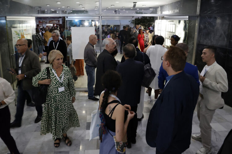 Asistentes a la inauguración del 45 Festival Internacional de Nuevo Cine Latinoamericano este jueves, en La Habana. Foto: Ernesto Mastrascusa/Efe.