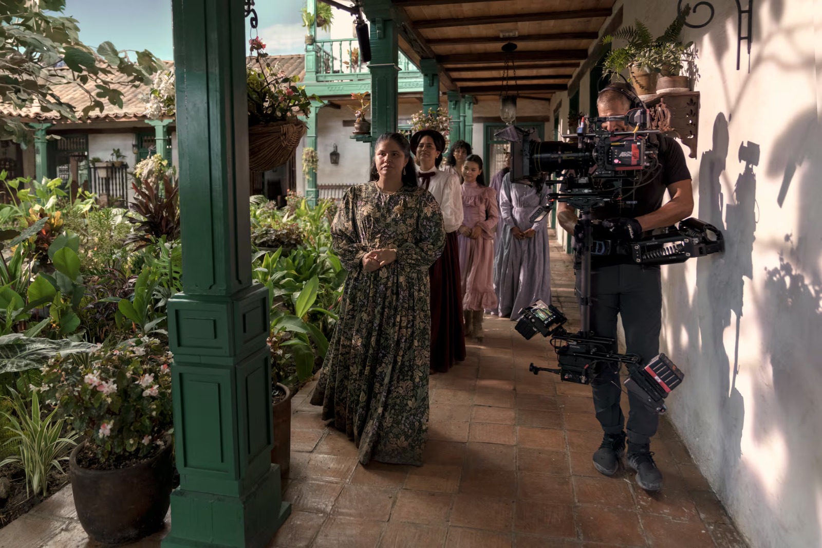 Marlyeda Soto, como Úrsula Iguarán, seguida por Jacqueline Arenal (Leonor Moscote) y Cristal Aparicio (Rosario Moscote), durante el rodaje de la serie "Cien años de soledad", de Netflix. Foto: Tomada del perfil de Instagram de Jacqueline Arenal.