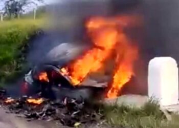 Auto incendiado como consecuencia de un accidente de tránsito en Las Tunas. Foto: Captura de video en Facebook.