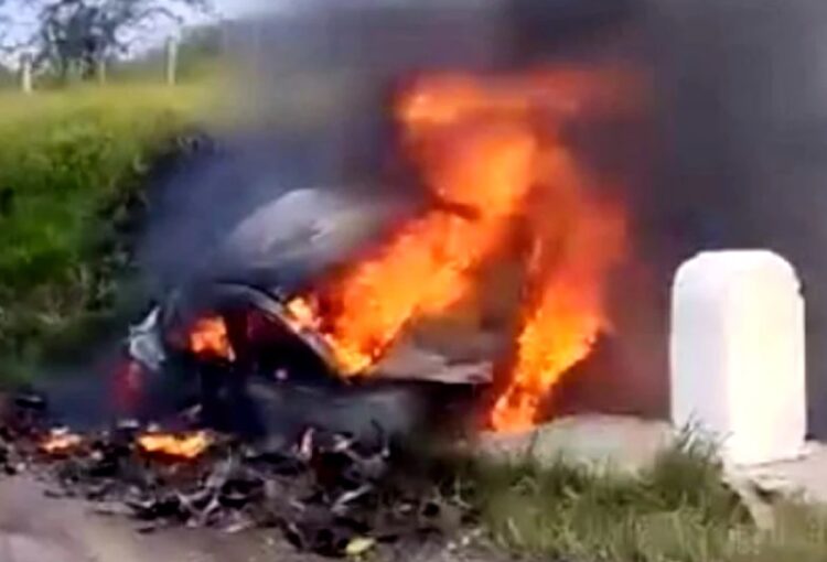 Auto incendiado como consecuencia de un accidente de tránsito en Las Tunas. Foto: Captura de video en Facebook.