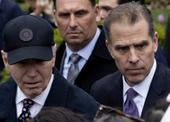 El presidente estadounidense Joe Biden (izq) y su hijo Hunter Biden (der), durante una actividad en la Casa Blanca en abril de 2024. Foto: Michael Reynolds / POOL / EFE / Archivo.