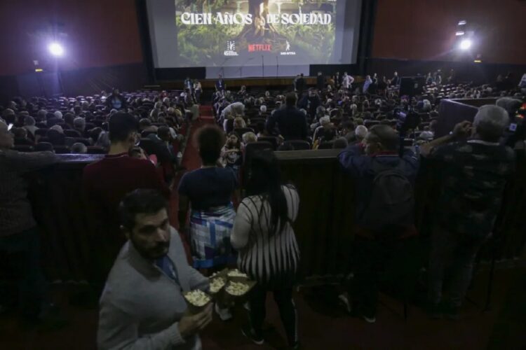 Interior del cine Yara durante la primicia de la serie Cien años de soledad. Foto: AP.