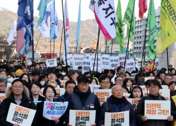 Manifestantes piden la destitución y el juicio político del presidente surcoreano, Yoon Suk-yeol. Foto: HAN MYUNG-GU/EFE/EPA