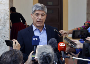 El viceministro cubano de Relaciones Exteriores, Carlos Fernández de Cossío, habla con periodistas este martes, en La Habana. Foto:  Ernesto Mastrascusa/EFE.